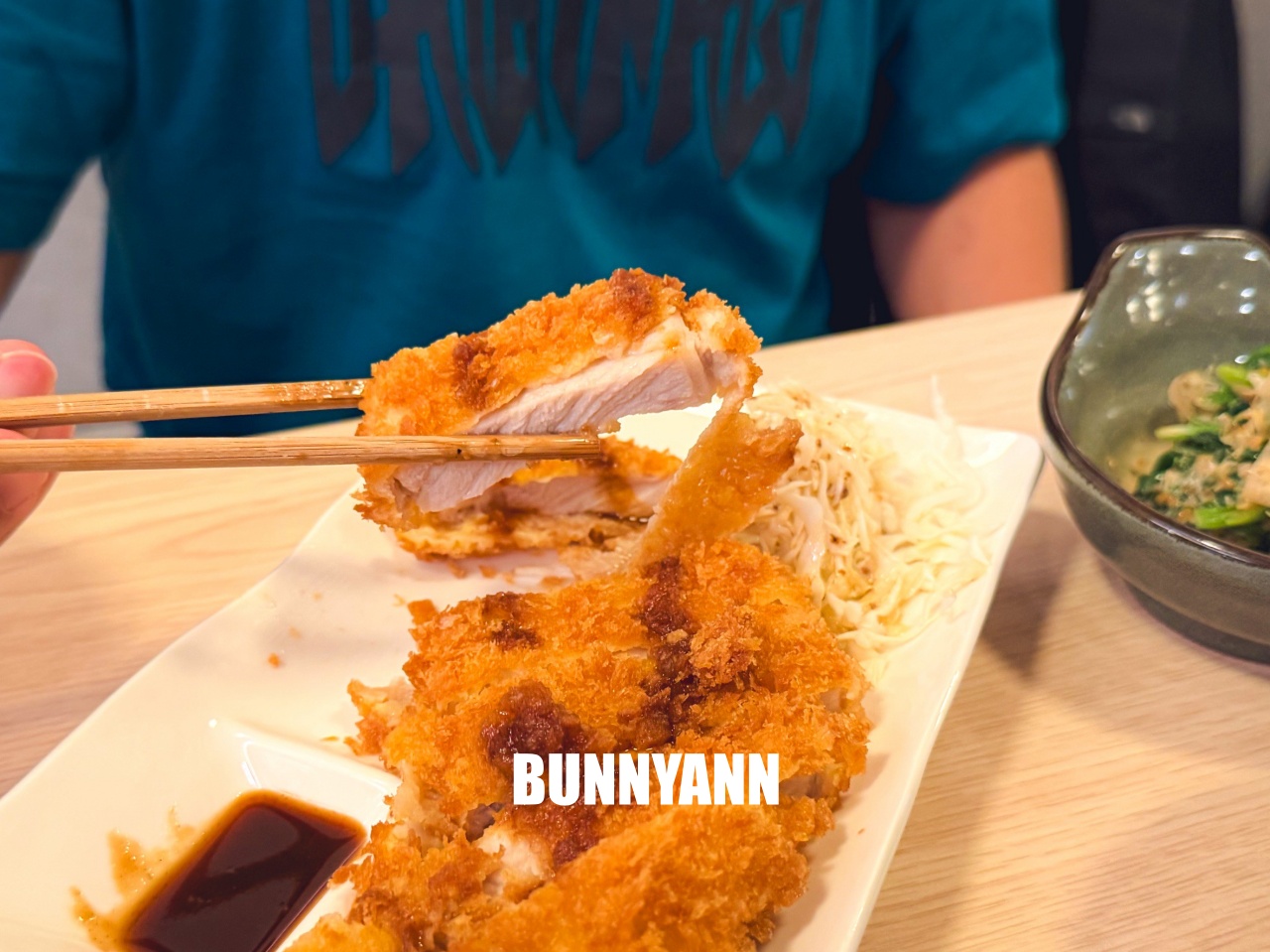 重開業還一半人沒來吃，是烤鰻魚飯店家，點個一份就夠吃，醬烤鰻魚是招牌主打