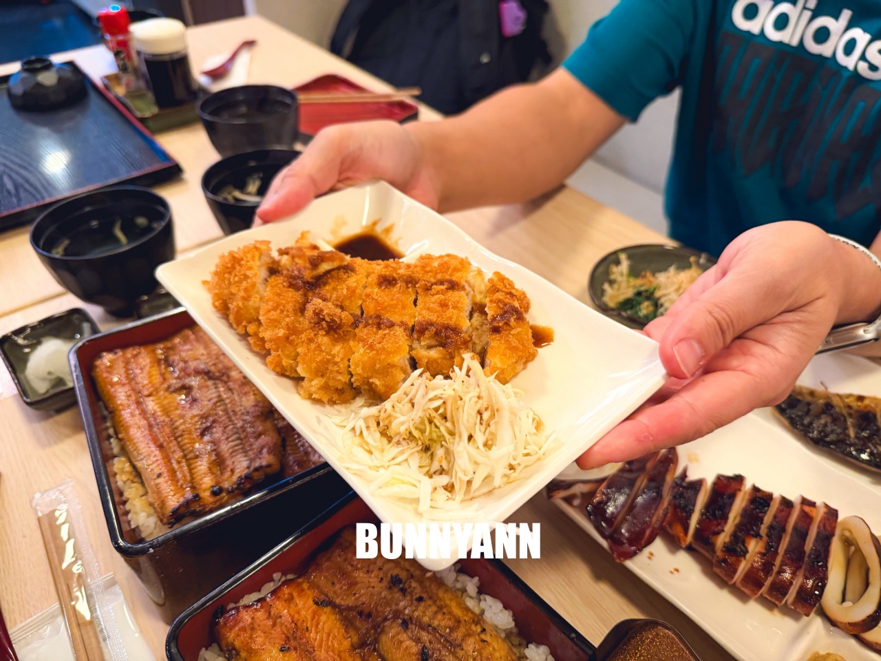 重開業還一半人沒來吃，是烤鰻魚飯店家，點個一份就夠吃，醬烤鰻魚是招牌主打