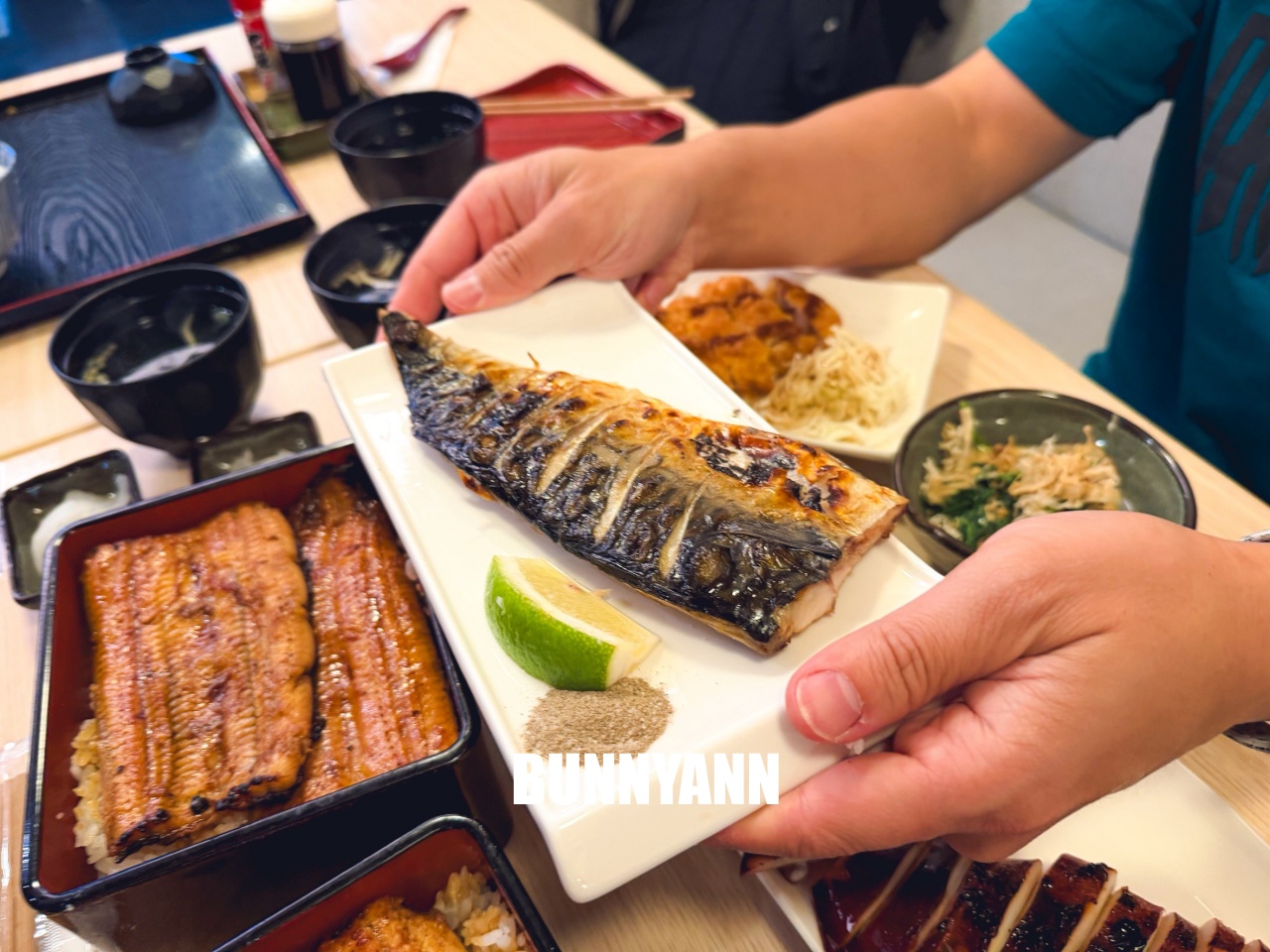 重開業還一半人沒來吃，是烤鰻魚飯店家，點個一份就夠吃，醬烤鰻魚是招牌主打