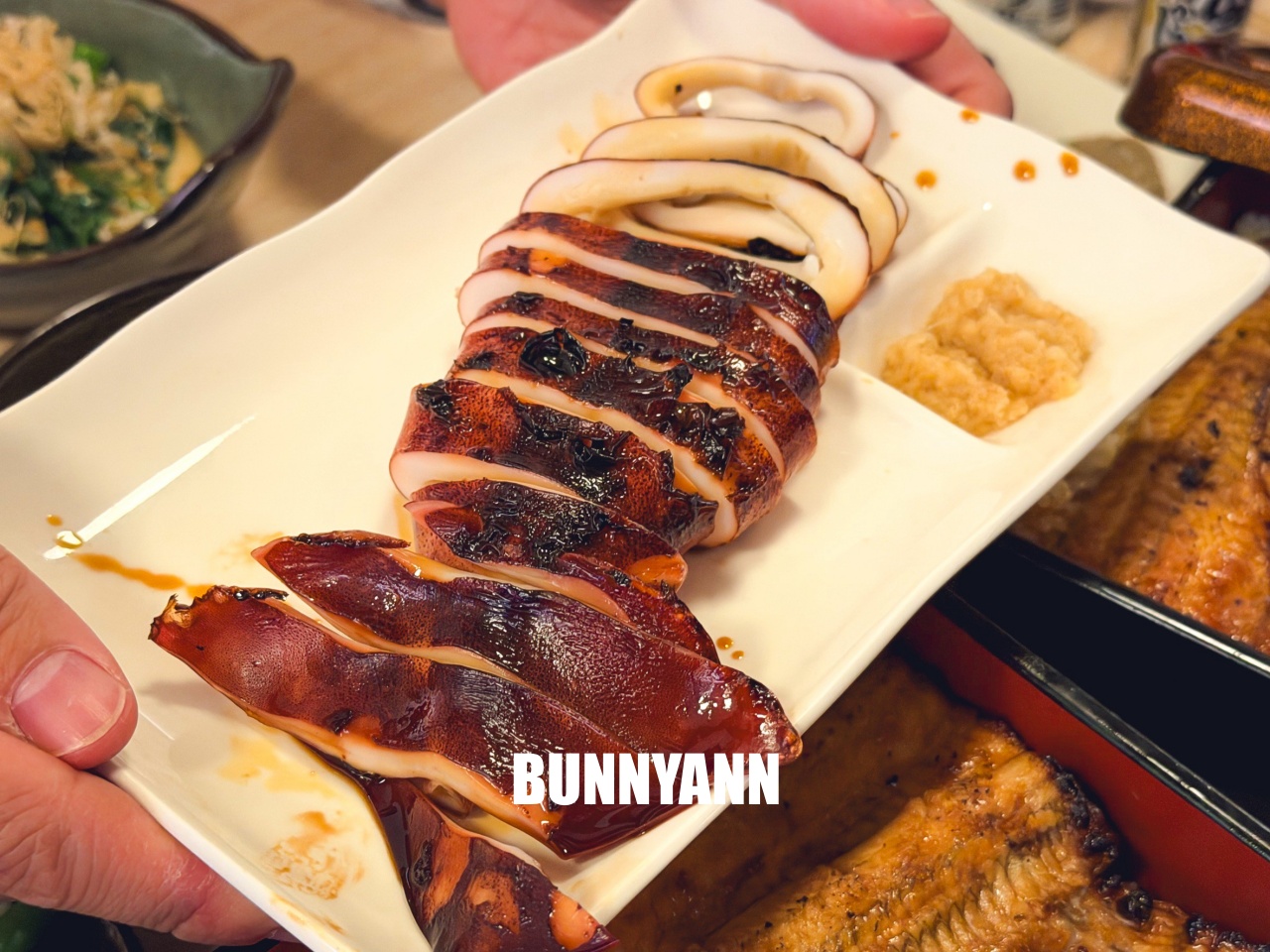 重開業還一半人沒來吃，是烤鰻魚飯店家，點個一份就夠吃，醬烤鰻魚是招牌主打