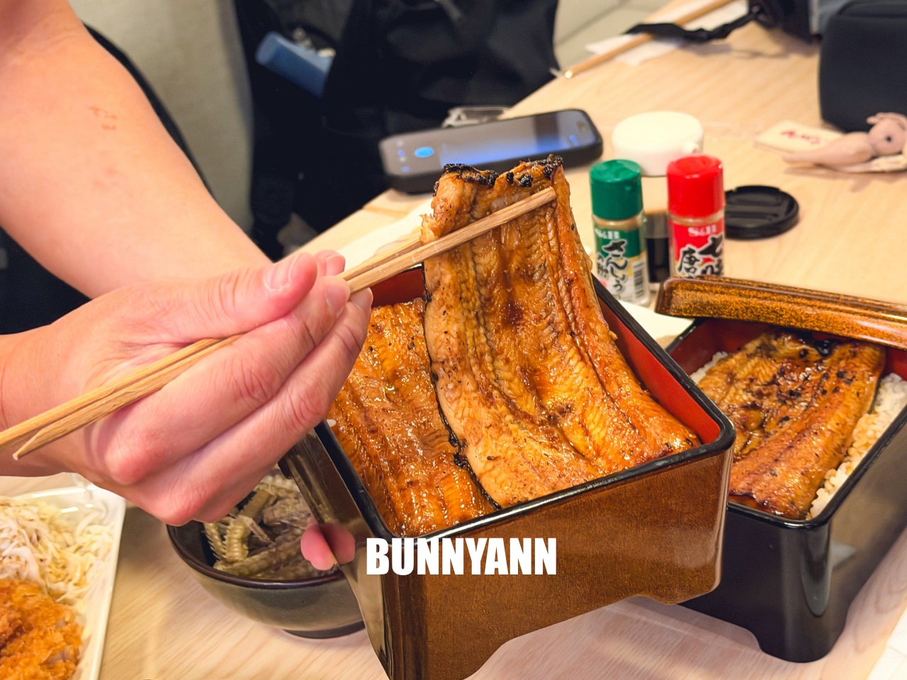 重開業還一半人沒來吃，是烤鰻魚飯店家，點個一份就夠吃，醬烤鰻魚是招牌主打