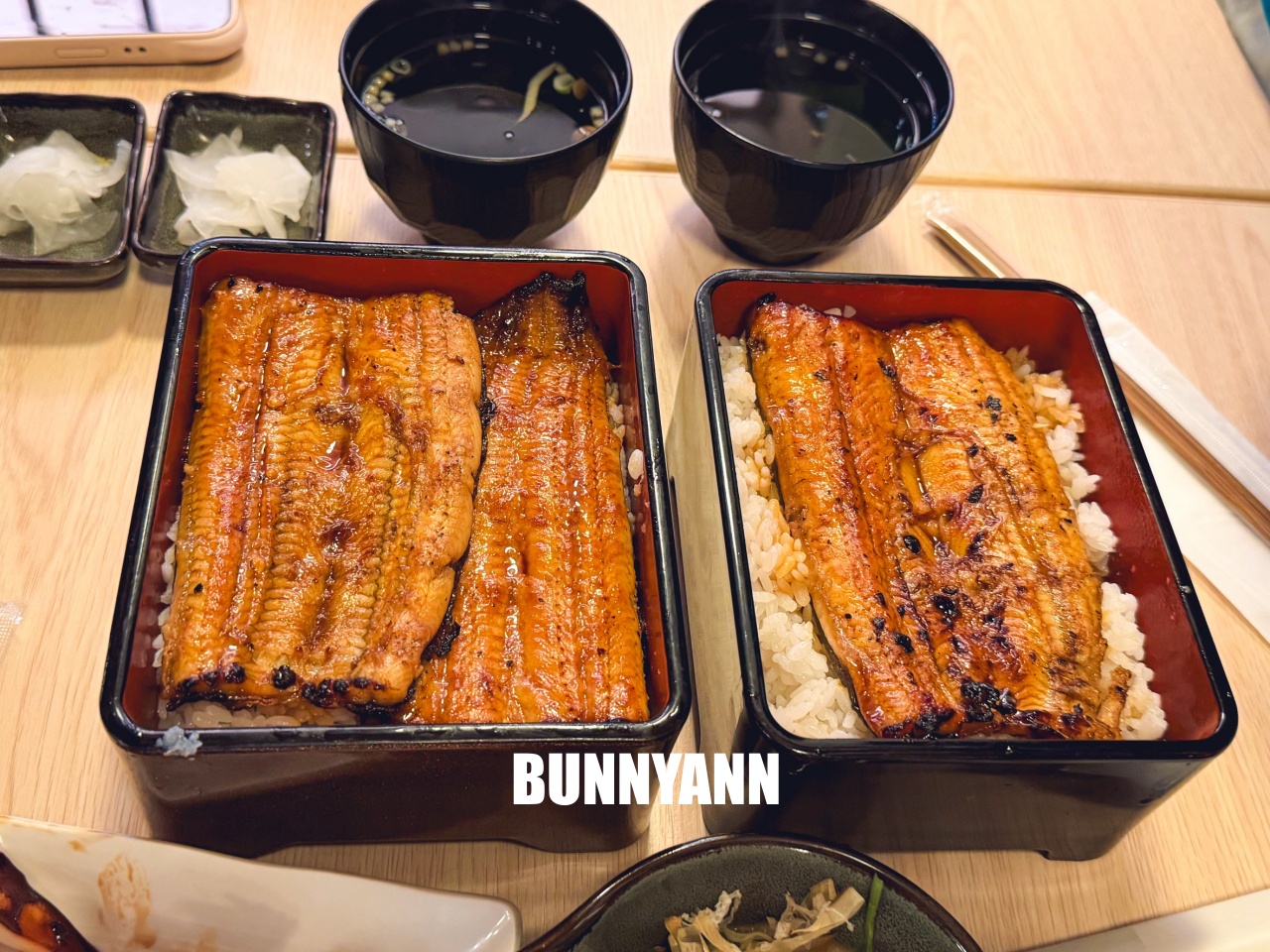 重開業還一半人沒來吃，是烤鰻魚飯店家，點個一份就夠吃，醬烤鰻魚是招牌主打