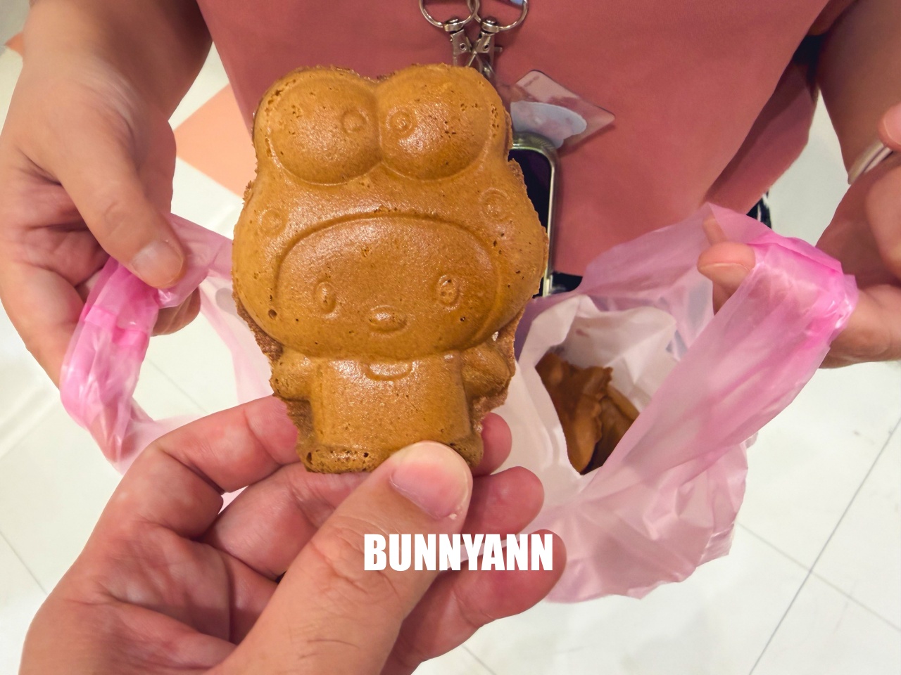 知道的人不多，就是雞蛋糕店家，買六個就很夠吃，一次顧九爐是特色