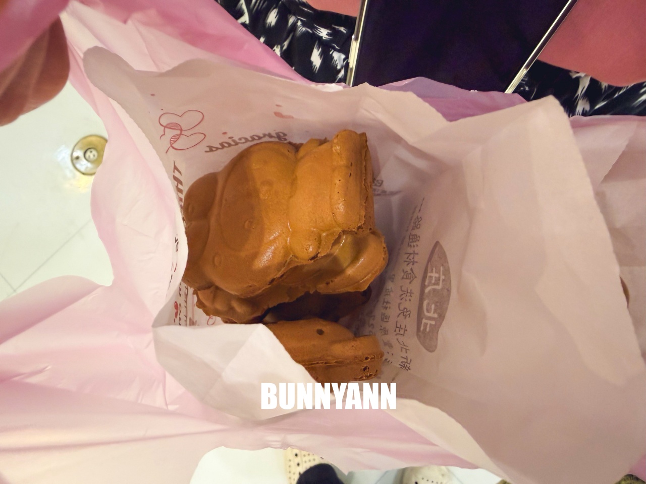 知道的人不多，就是雞蛋糕店家，買六個就很夠吃，一次顧九爐是特色