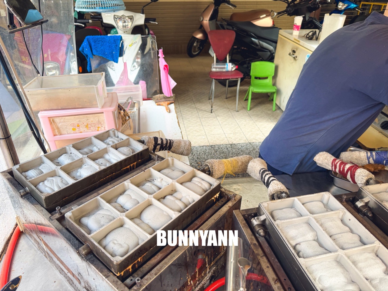 知道的人不多，就是雞蛋糕店家，買六個就很夠吃，一次顧九爐是特色