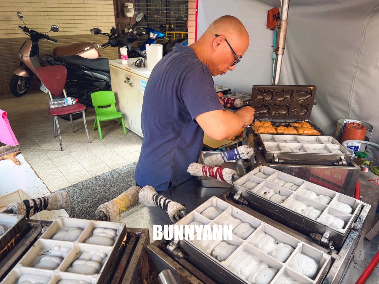 知道的人不多，就是雞蛋糕店家，買六個就很夠吃，一次顧九爐是特色