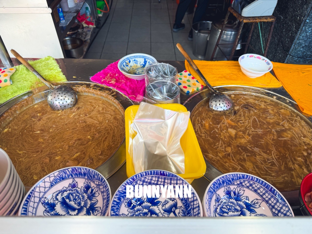 根本沒人知道，竟是鹿港麵線分店，點個一碗湯一碗羹就滿足，不用久候是招牌主打