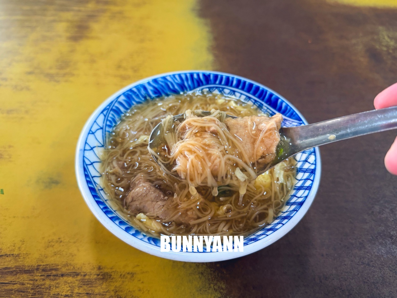 根本沒人知道，竟是鹿港麵線分店，點個一碗湯一碗羹就滿足，不用久候是招牌主打