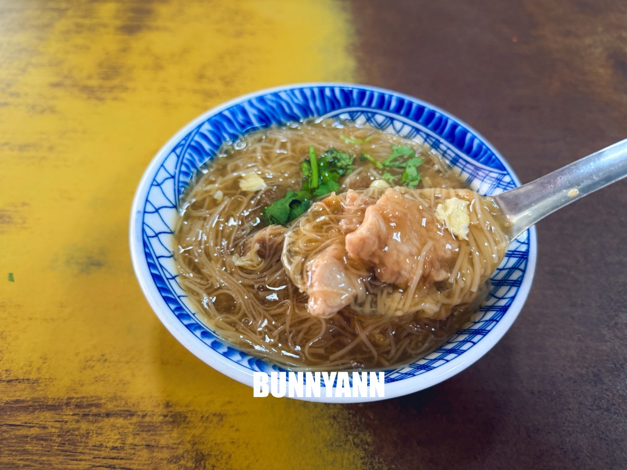 根本沒人知道，竟是鹿港麵線分店，點個一碗湯一碗羹就滿足，不用久候是招牌主打