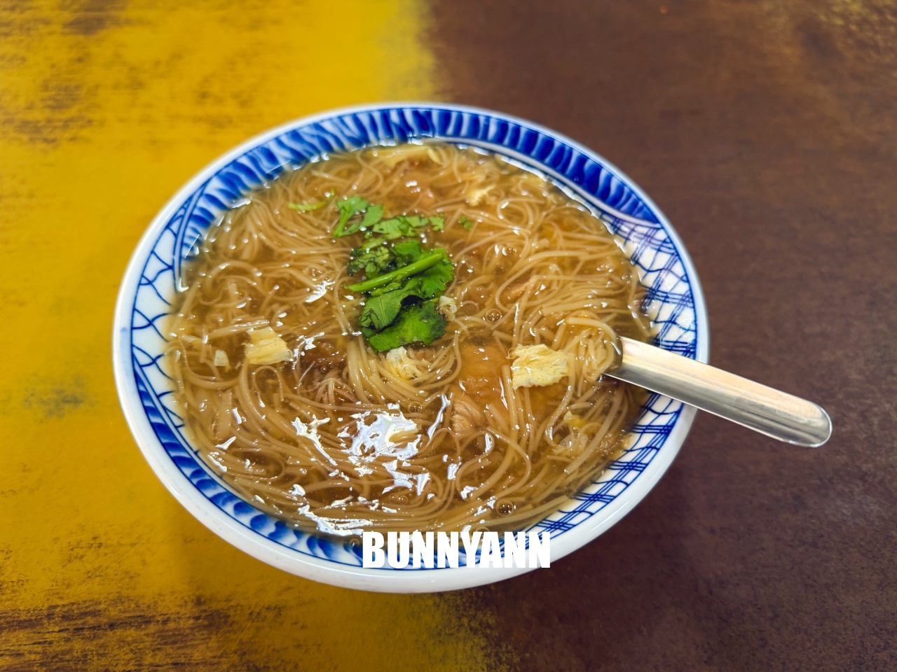 根本沒人知道，竟是鹿港麵線分店，點個一碗湯一碗羹就滿足，不用久候是招牌主打