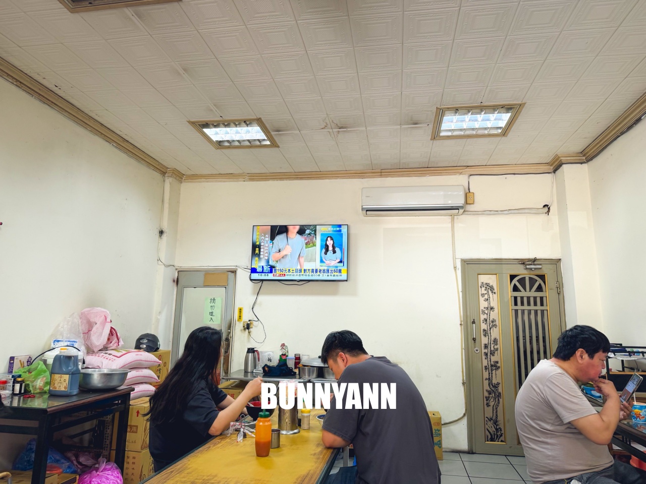 根本沒人知道，竟是鹿港麵線分店，點個一碗湯一碗羹就滿足，不用久候是招牌主打