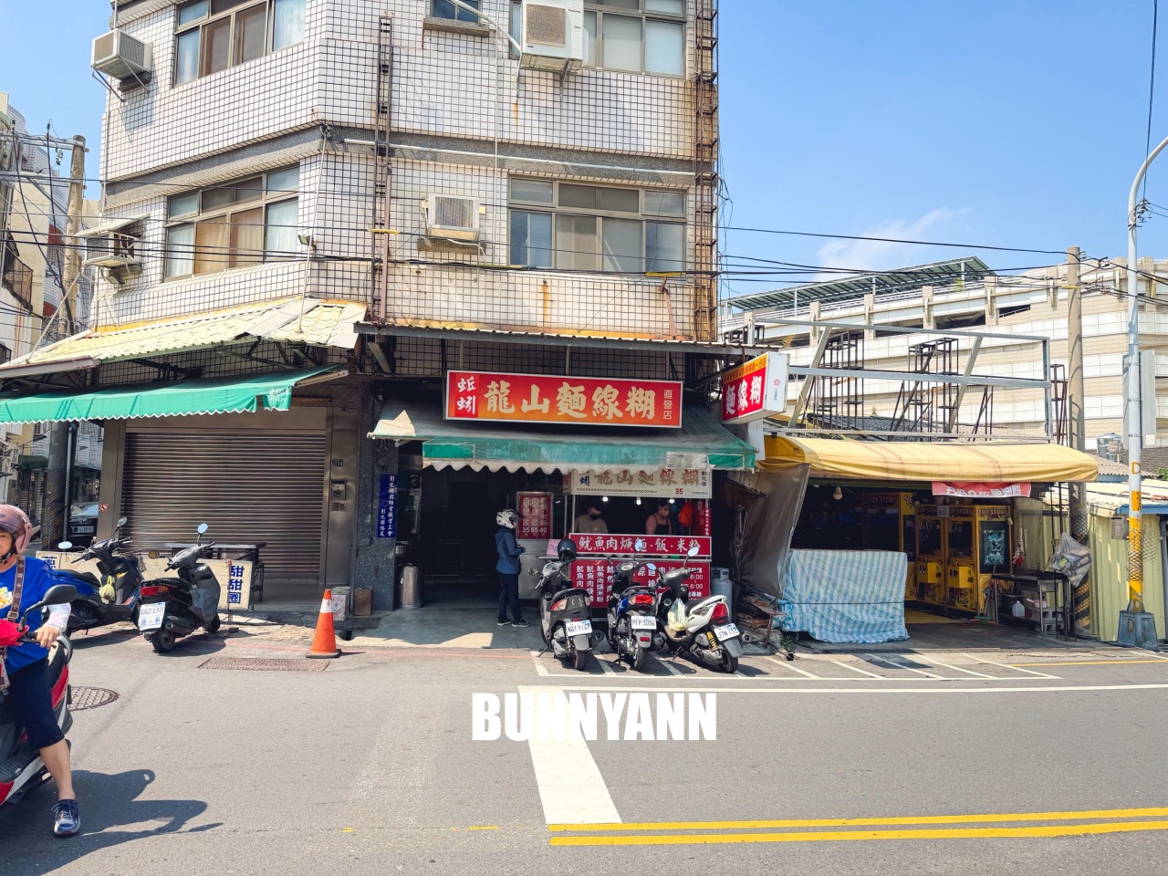 根本沒人知道，竟是鹿港麵線分店，點個一碗湯一碗羹就滿足，不用久候是招牌主打