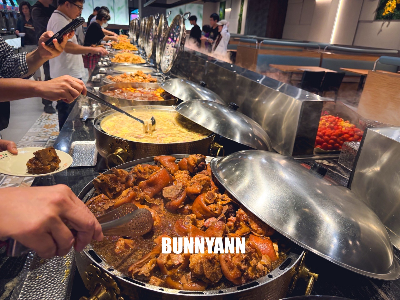 還很多人沒吃過！是熱菜吃到飽店家，最低消費390吃超飽，百種餐點是招牌主打