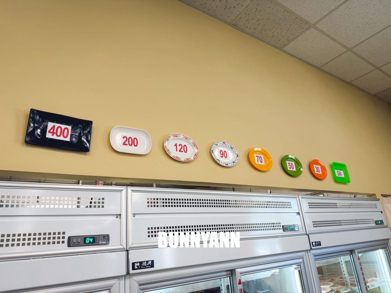 知道的人不多，是石頭火鍋店家，拿個十盤就很夠吃，先爆炒鍋底是招牌主打