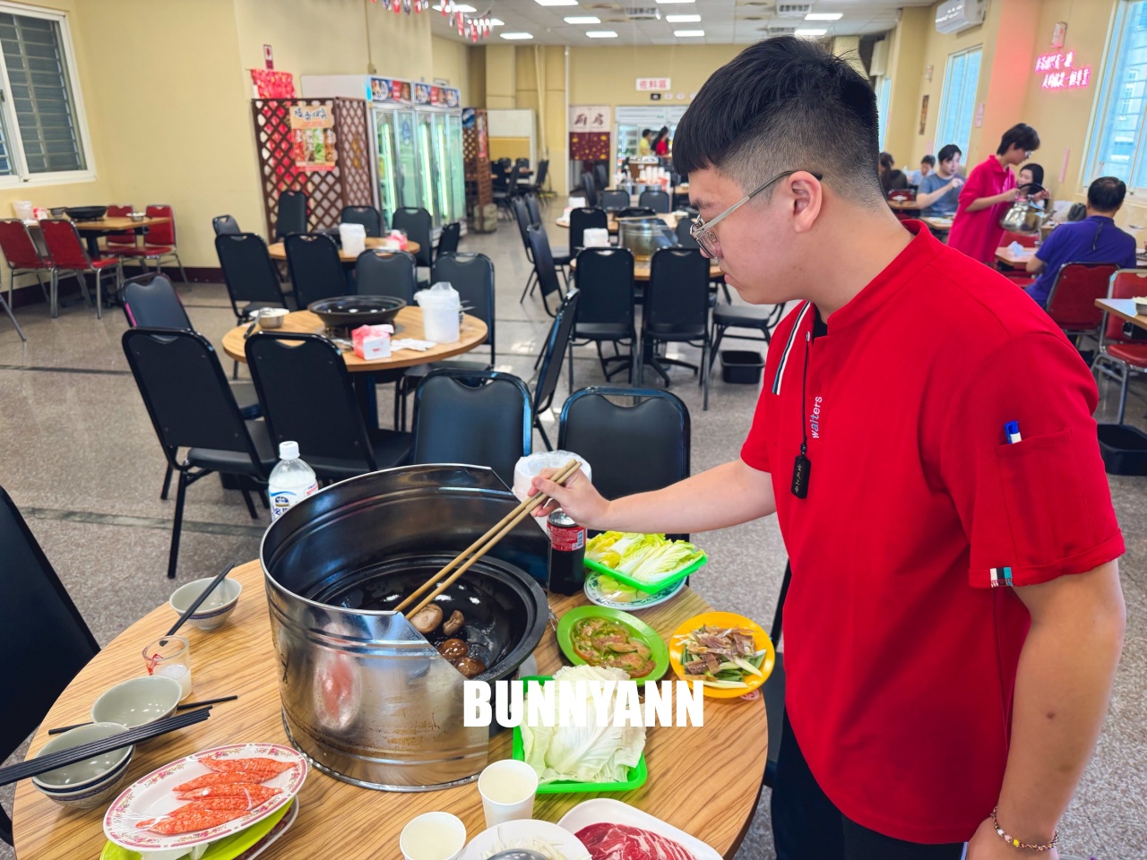 知道的人不多，是石頭火鍋店家，拿個十盤就很夠吃，先爆炒鍋底是招牌主打