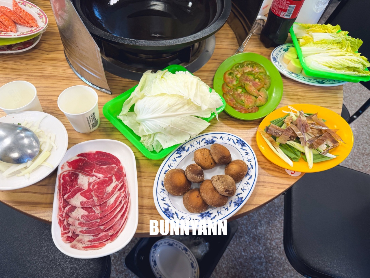 知道的人不多，是石頭火鍋店家，拿個十盤就很夠吃，先爆炒鍋底是招牌主打