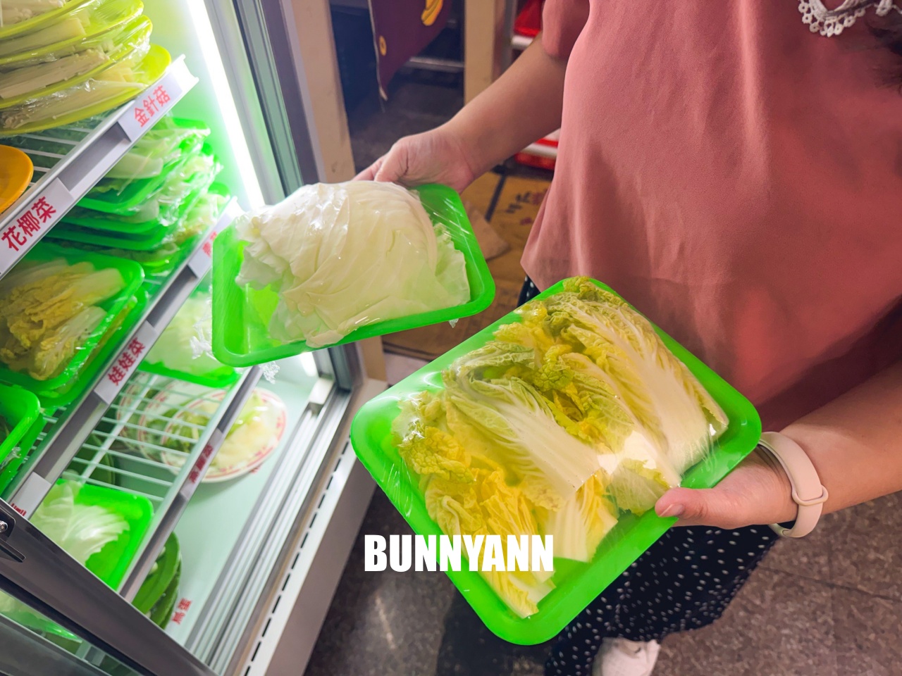 知道的人不多，是石頭火鍋店家，拿個十盤就很夠吃，先爆炒鍋底是招牌主打