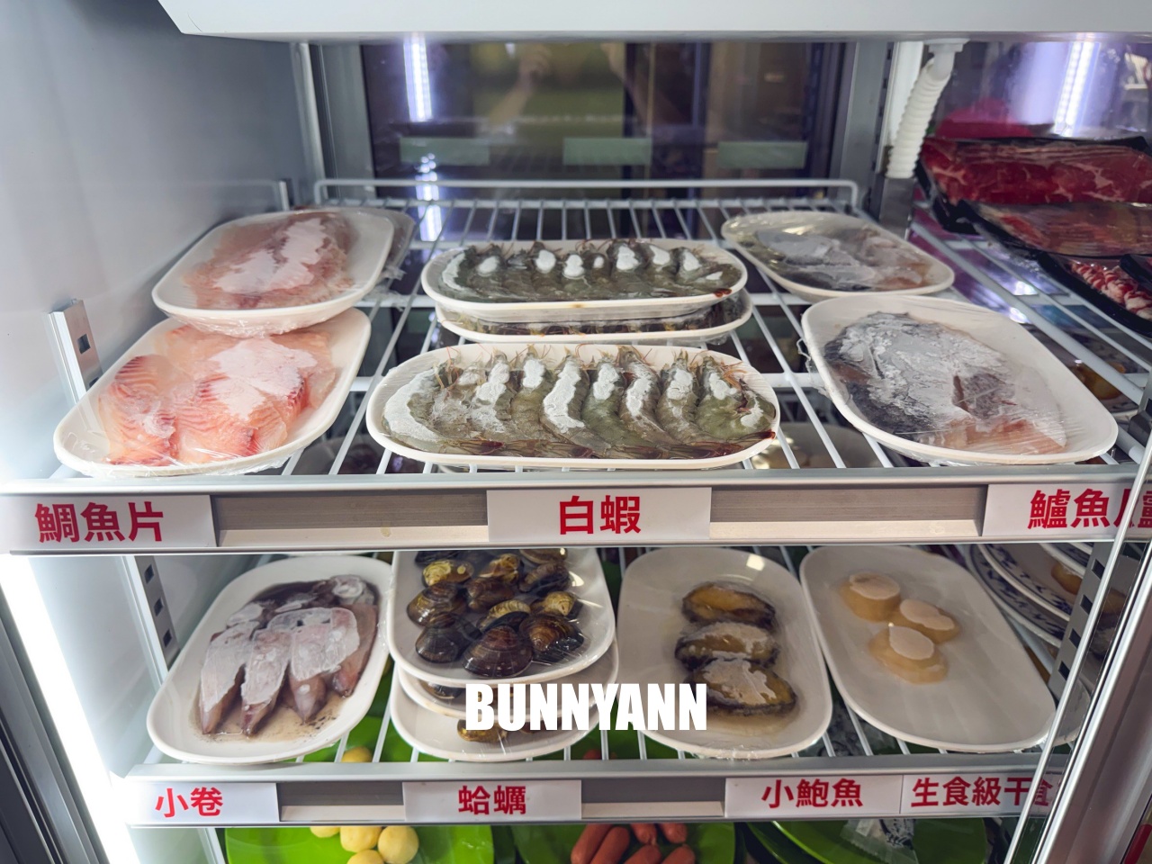 知道的人不多，是石頭火鍋店家，拿個十盤就很夠吃，先爆炒鍋底是招牌主打