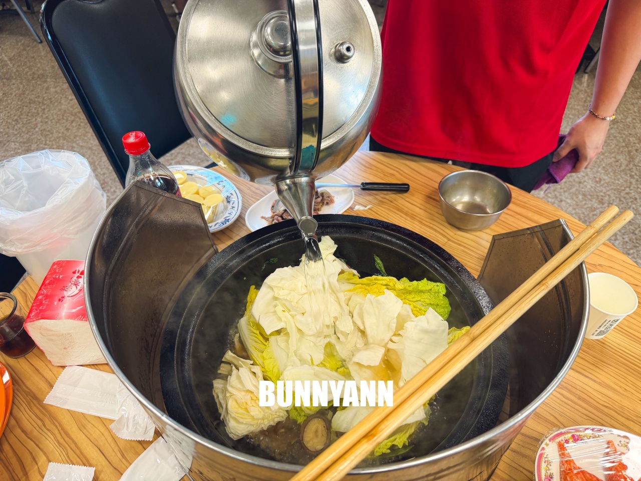 知道的人不多，是石頭火鍋店家，拿個十盤就很夠吃，先爆炒鍋底是招牌主打