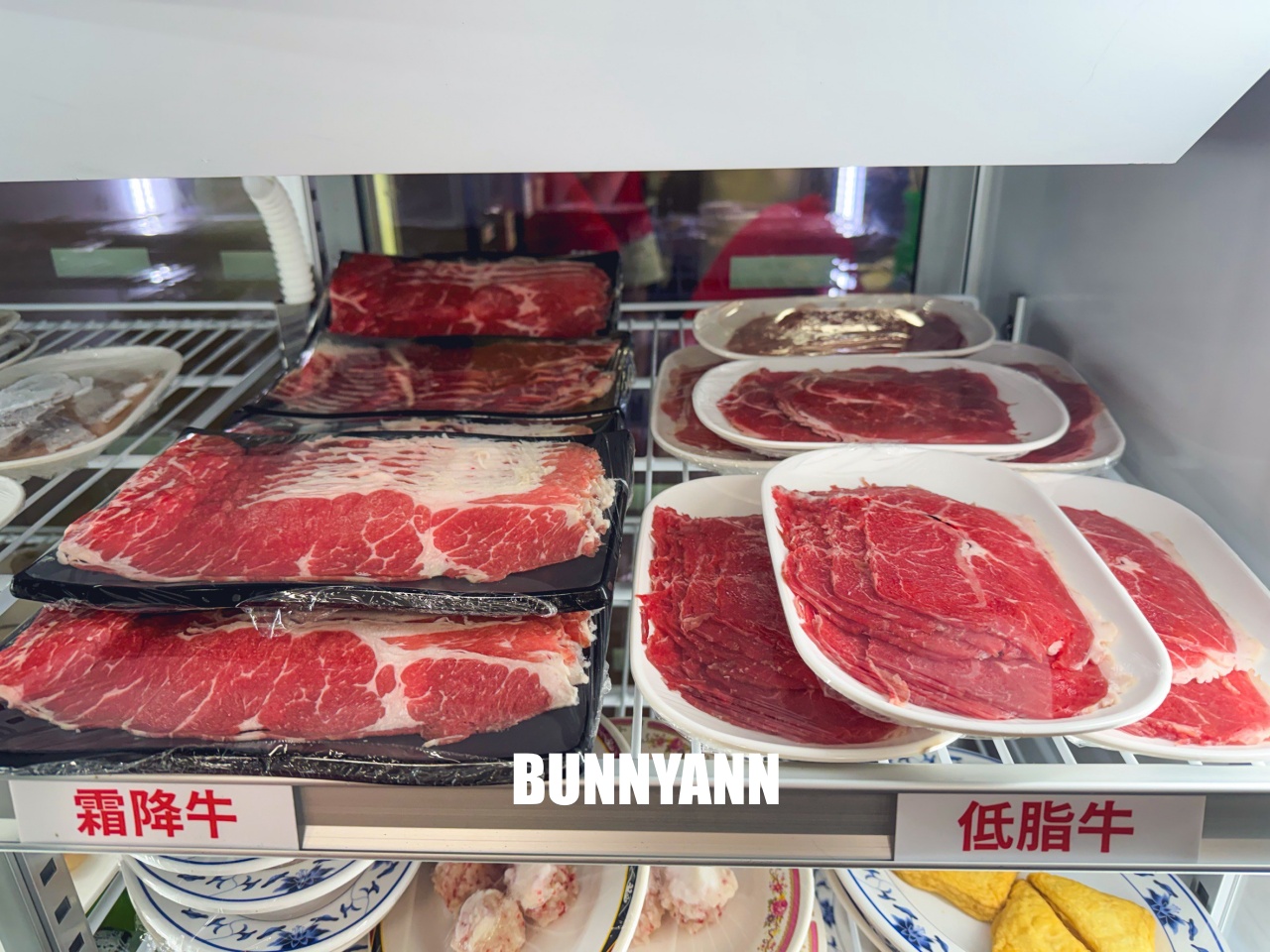 知道的人不多，是石頭火鍋店家，拿個十盤就很夠吃，先爆炒鍋底是招牌主打