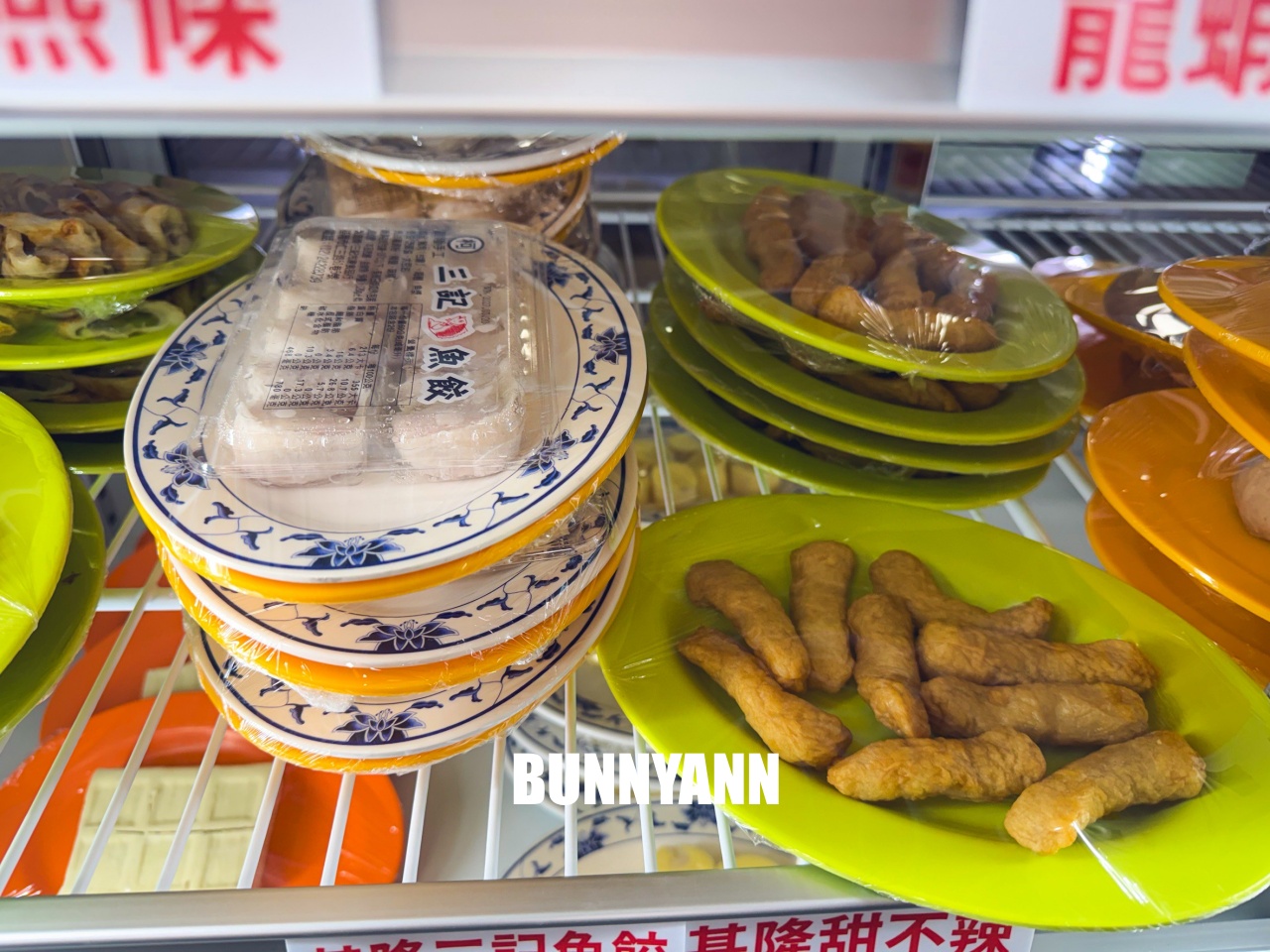 知道的人不多，是石頭火鍋店家，拿個十盤就很夠吃，先爆炒鍋底是招牌主打