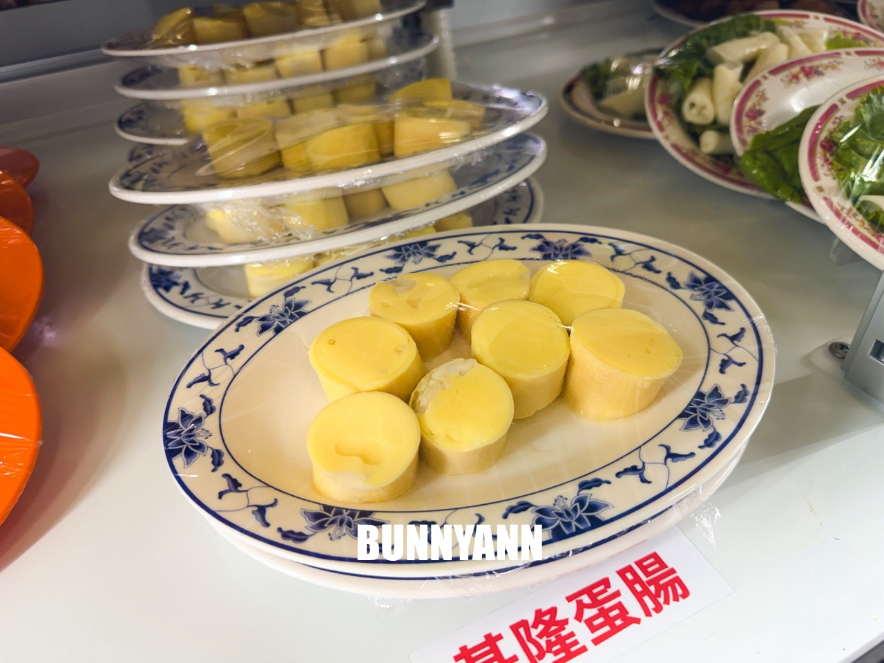 知道的人不多，是石頭火鍋店家，拿個十盤就很夠吃，先爆炒鍋底是招牌主打