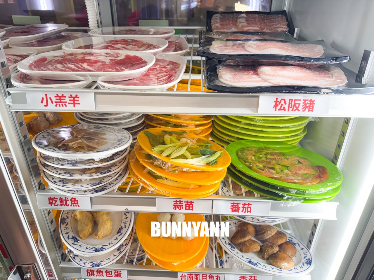 知道的人不多，是石頭火鍋店家，拿個十盤就很夠吃，先爆炒鍋底是招牌主打