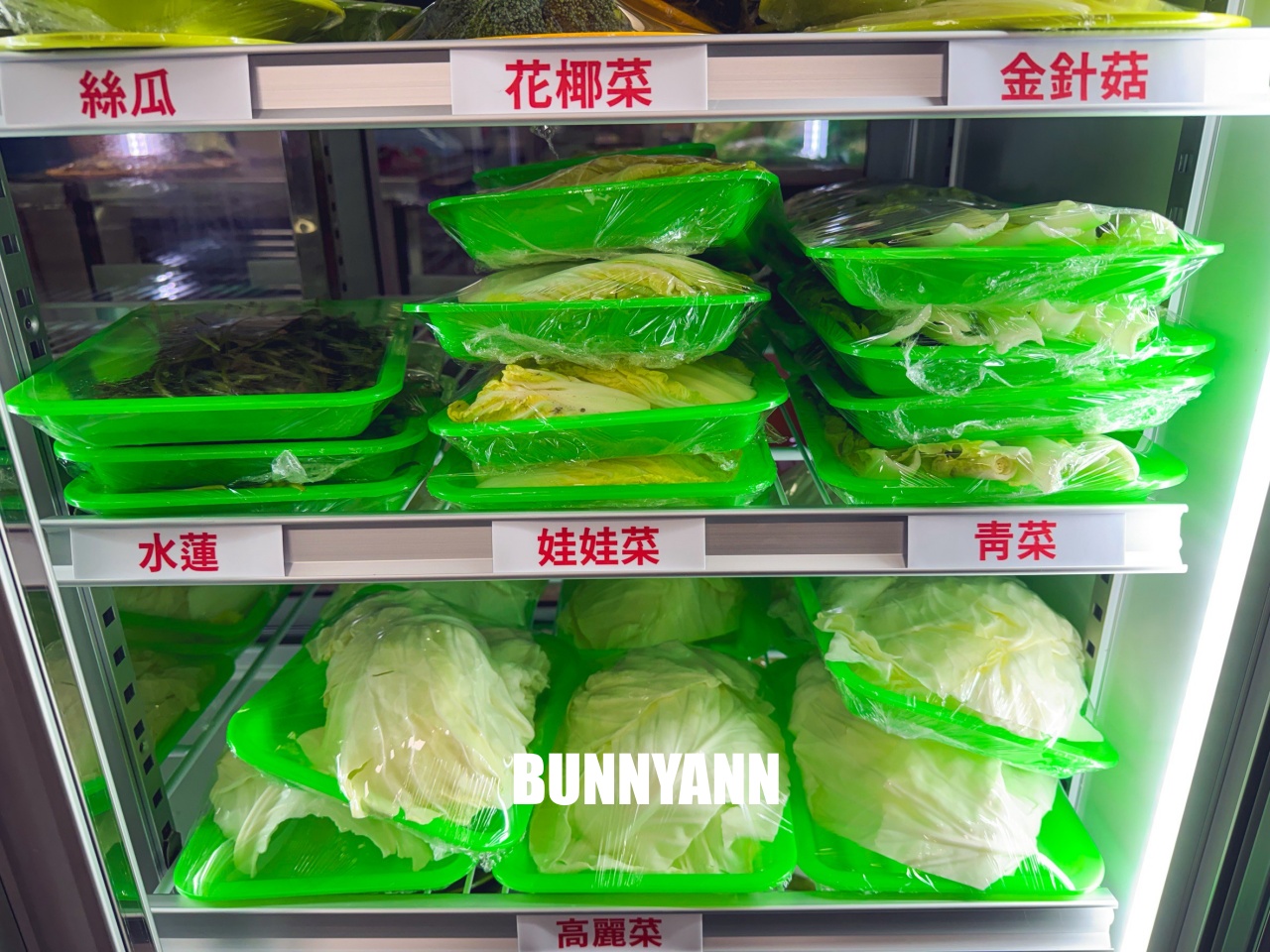 知道的人不多，是石頭火鍋店家，拿個十盤就很夠吃，先爆炒鍋底是招牌主打