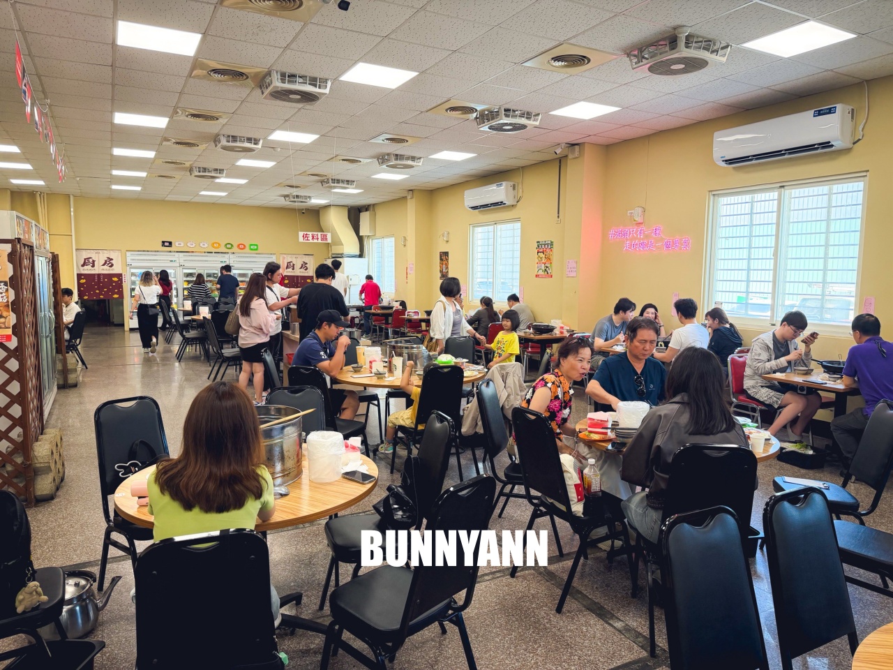 知道的人不多，是石頭火鍋店家，拿個十盤就很夠吃，先爆炒鍋底是招牌主打