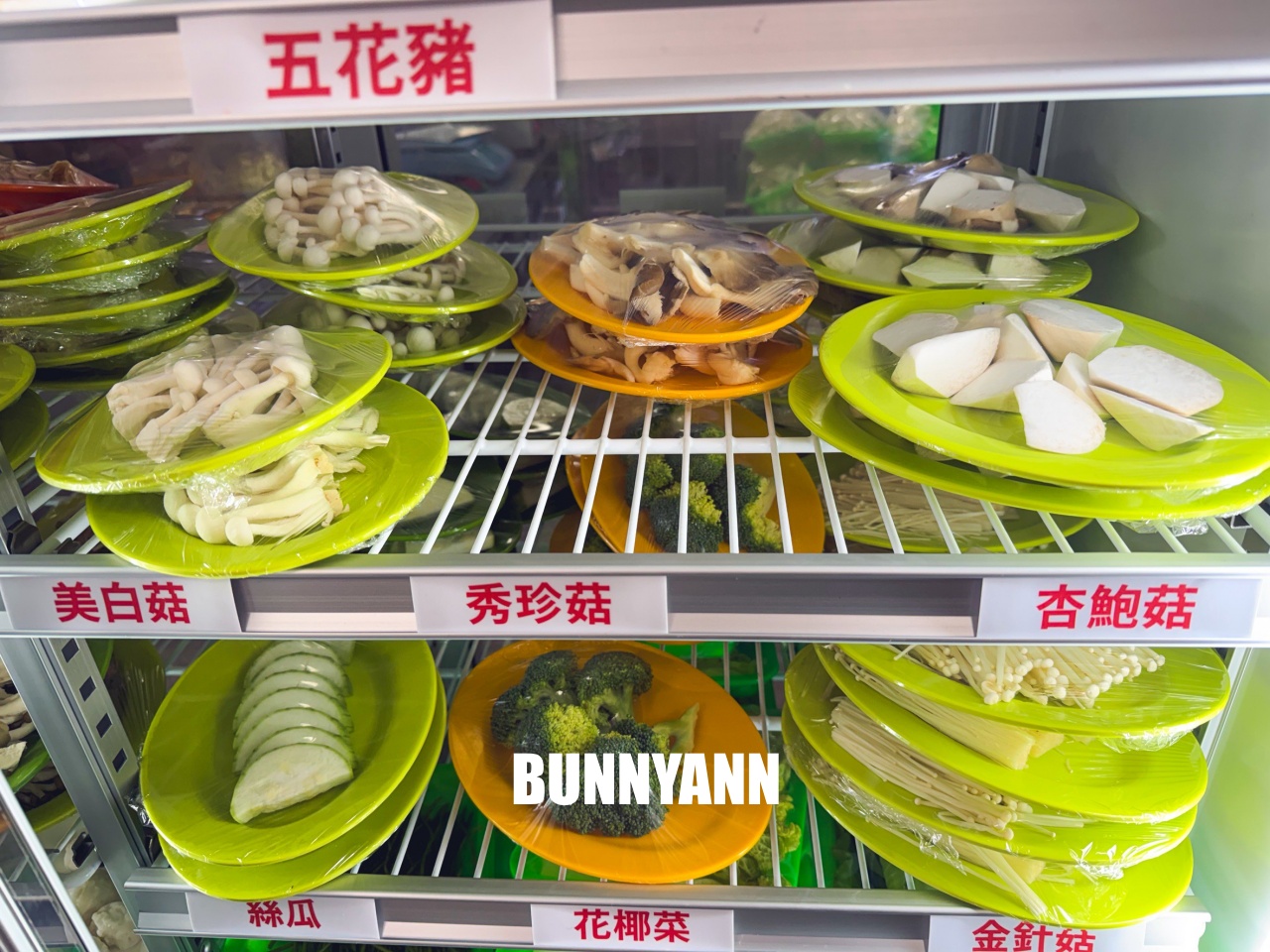 知道的人不多，是石頭火鍋店家，拿個十盤就很夠吃，先爆炒鍋底是招牌主打