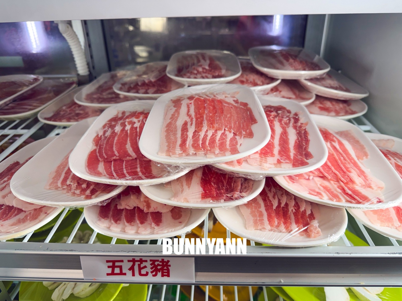 知道的人不多，是石頭火鍋店家，拿個十盤就很夠吃，先爆炒鍋底是招牌主打