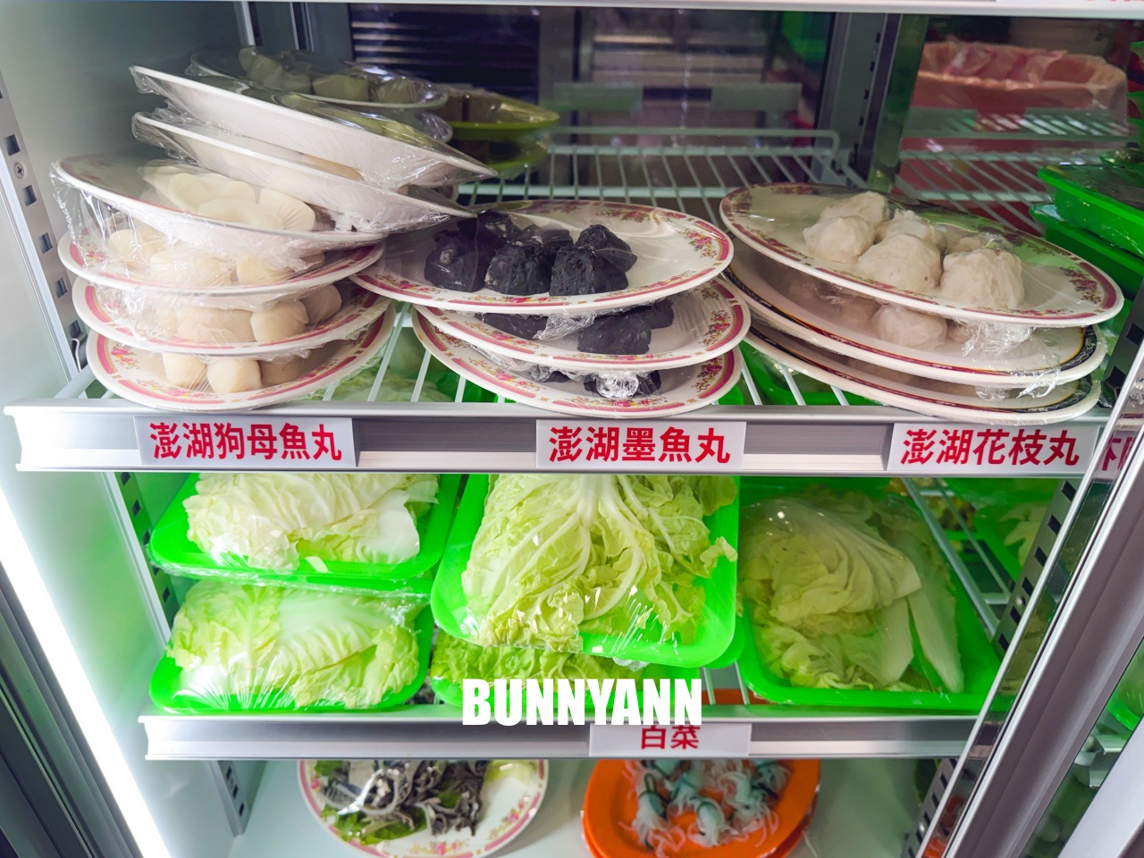 知道的人不多，是石頭火鍋店家，拿個十盤就很夠吃，先爆炒鍋底是招牌主打