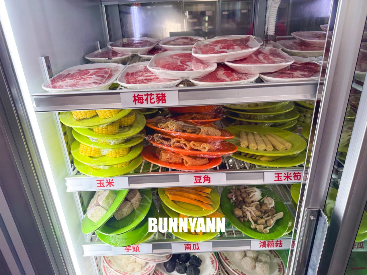 知道的人不多，是石頭火鍋店家，拿個十盤就很夠吃，先爆炒鍋底是招牌主打