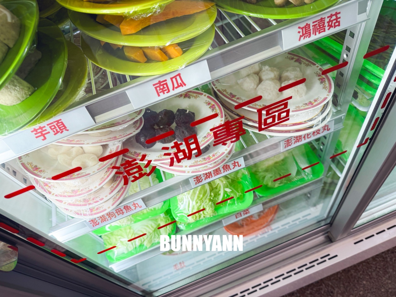 知道的人不多，是石頭火鍋店家，拿個十盤就很夠吃，先爆炒鍋底是招牌主打