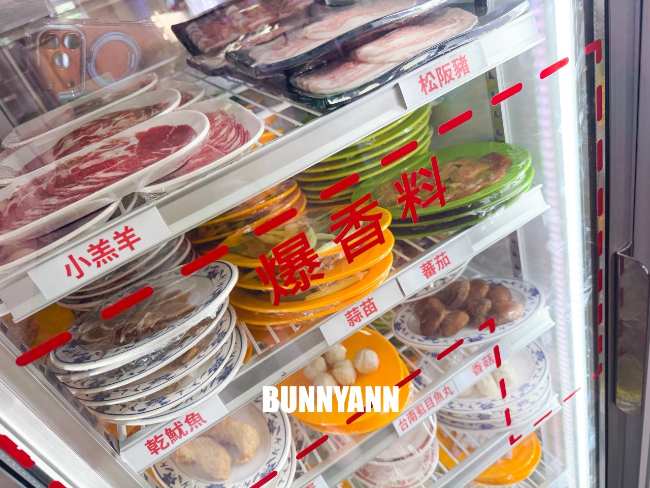 知道的人不多，是石頭火鍋店家，拿個十盤就很夠吃，先爆炒鍋底是招牌主打