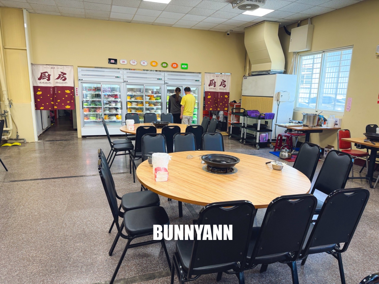 知道的人不多，是石頭火鍋店家，拿個十盤就很夠吃，先爆炒鍋底是招牌主打