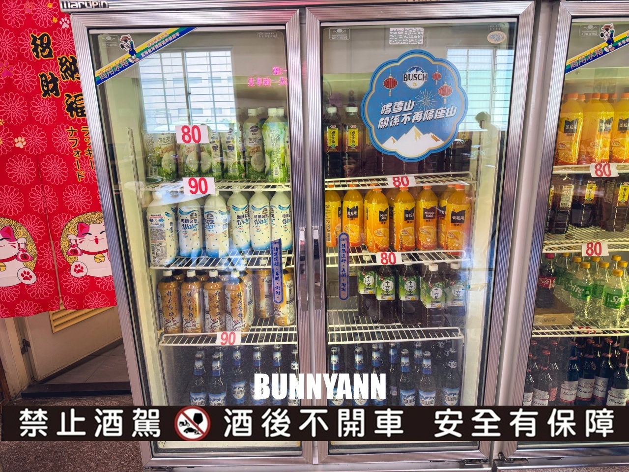 知道的人不多，是石頭火鍋店家，拿個十盤就很夠吃，先爆炒鍋底是招牌主打