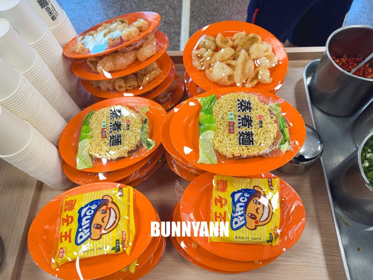 知道的人不多，是石頭火鍋店家，拿個十盤就很夠吃，先爆炒鍋底是招牌主打