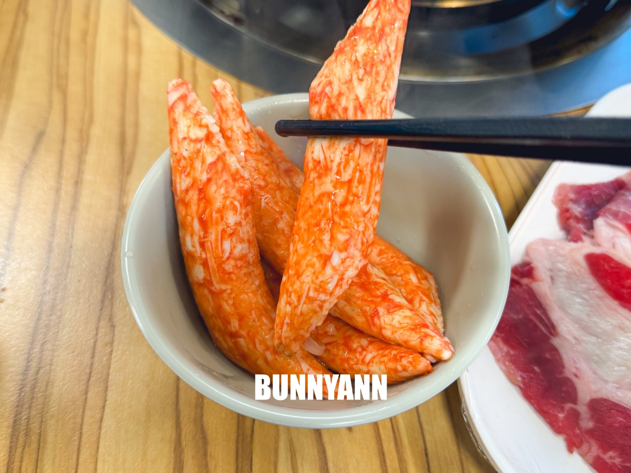 知道的人不多，是石頭火鍋店家，拿個十盤就很夠吃，先爆炒鍋底是招牌主打