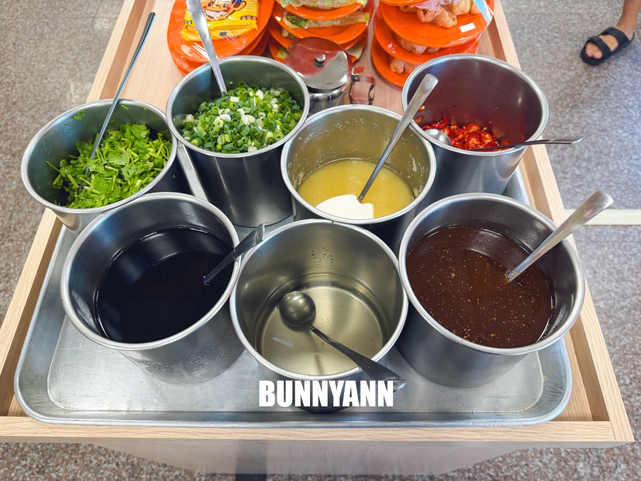 知道的人不多，是石頭火鍋店家，拿個十盤就很夠吃，先爆炒鍋底是招牌主打