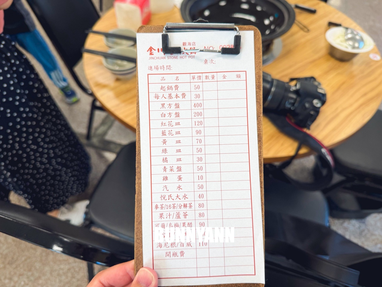 知道的人不多，是石頭火鍋店家，拿個十盤就很夠吃，先爆炒鍋底是招牌主打