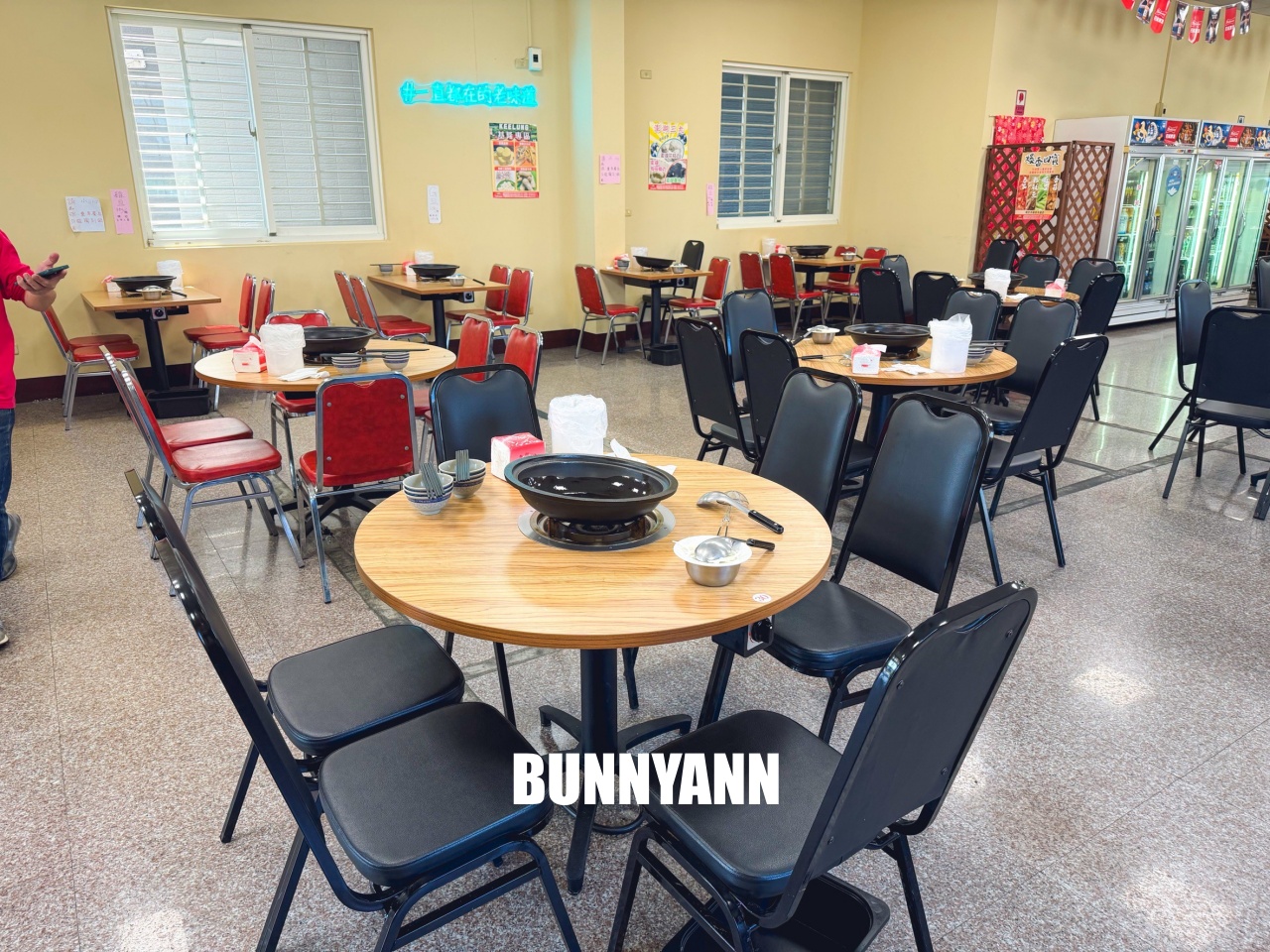 知道的人不多，是石頭火鍋店家，拿個十盤就很夠吃，先爆炒鍋底是招牌主打