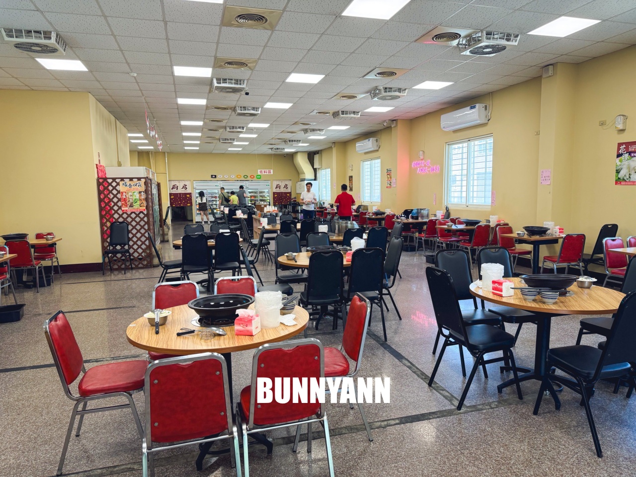 知道的人不多，是石頭火鍋店家，拿個十盤就很夠吃，先爆炒鍋底是招牌主打