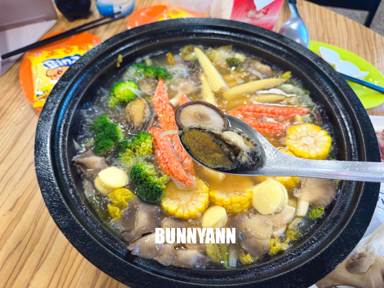 知道的人不多，是石頭火鍋店家，拿個十盤就很夠吃，先爆炒鍋底是招牌主打