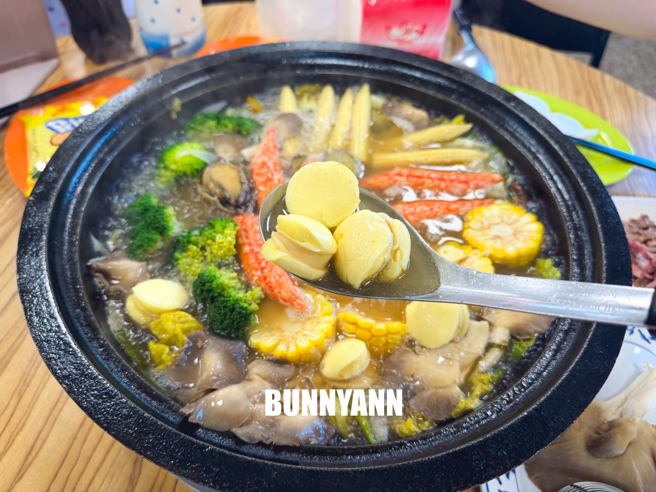 知道的人不多，是石頭火鍋店家，拿個十盤就很夠吃，先爆炒鍋底是招牌主打