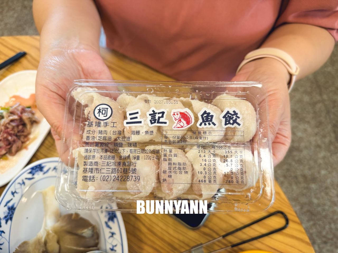 知道的人不多，是石頭火鍋店家，拿個十盤就很夠吃，先爆炒鍋底是招牌主打