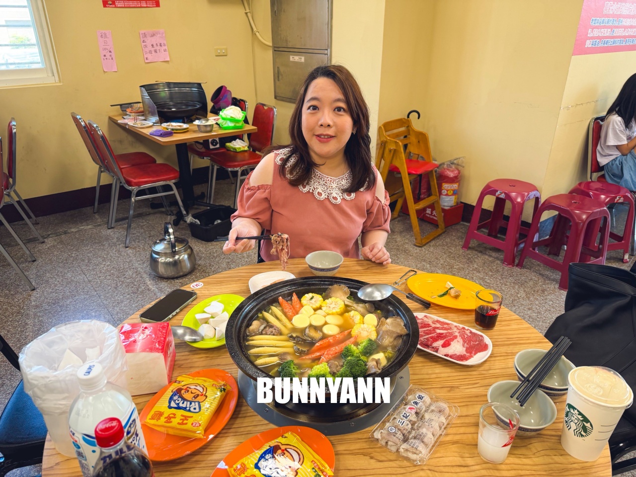 知道的人不多，是石頭火鍋店家，拿個十盤就很夠吃，先爆炒鍋底是招牌主打