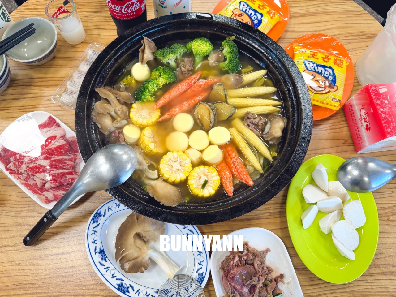 知道的人不多，是石頭火鍋店家，拿個十盤就很夠吃，先爆炒鍋底是招牌主打