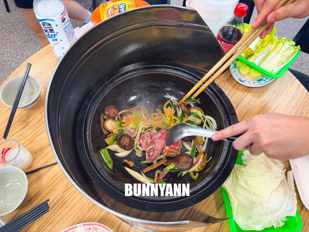 知道的人不多，是石頭火鍋店家，拿個十盤就很夠吃，先爆炒鍋底是招牌主打