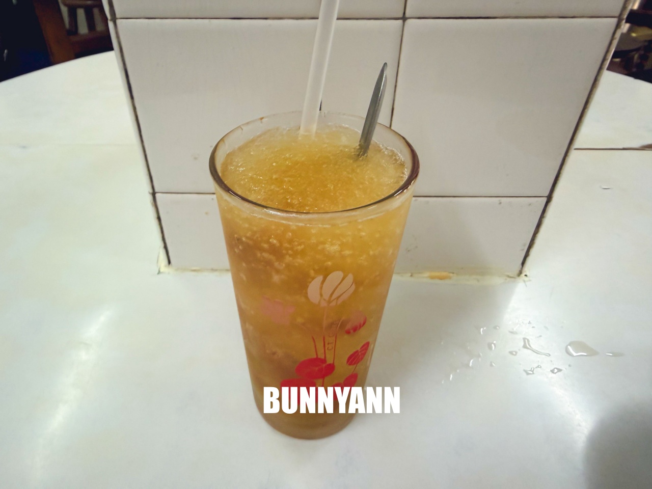 這間知道的人很少，卻是肉圓鳳梨冰店家，點一個組合就夠吃，杏仁露也是招牌